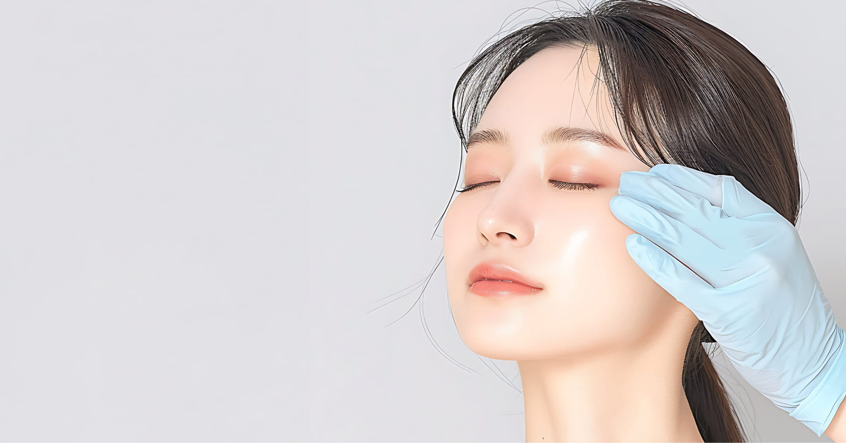 目を閉じている女性の写真(N2クリニック)