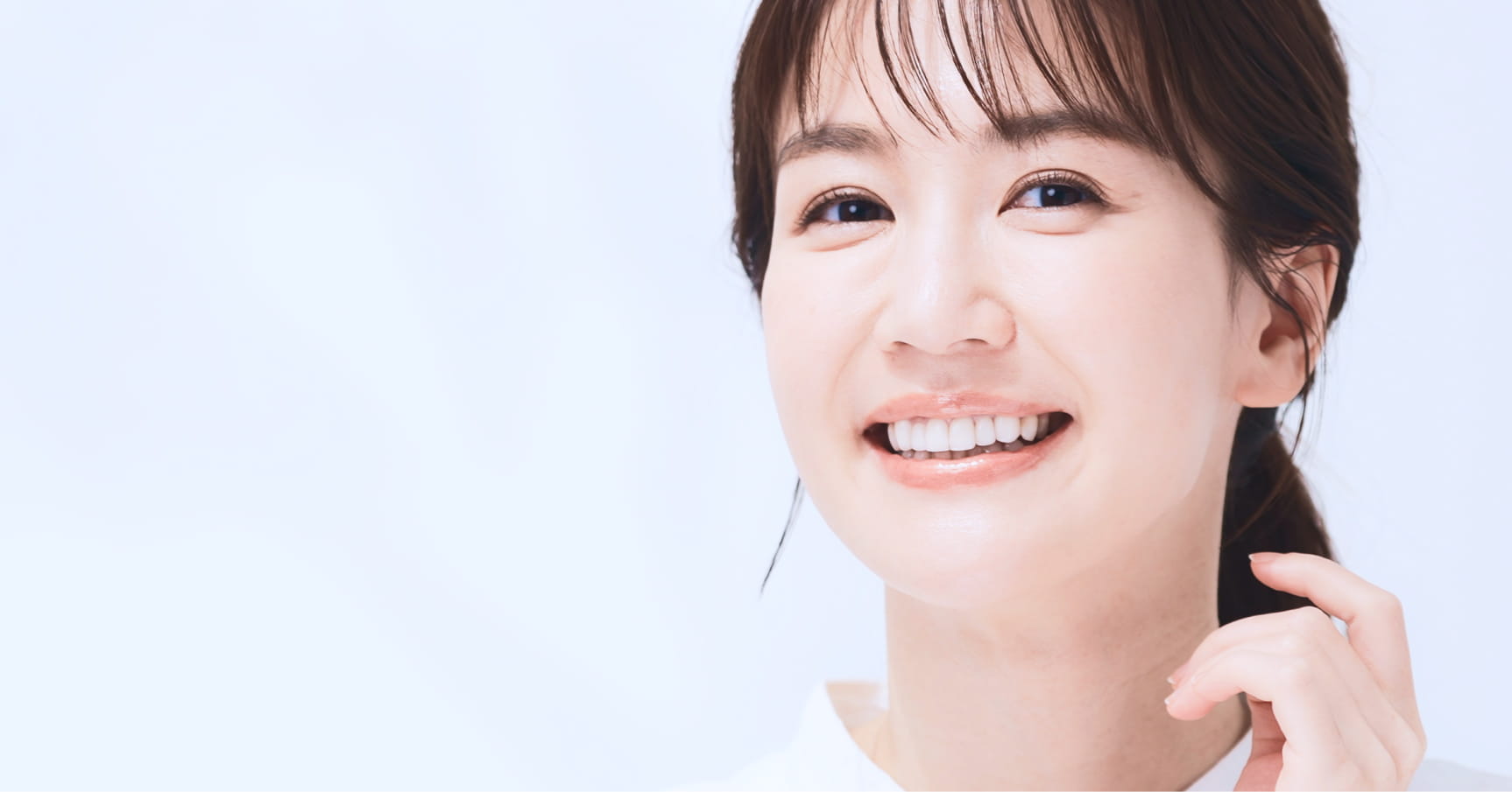 女性が微笑んでいる写真(N2クリニック)